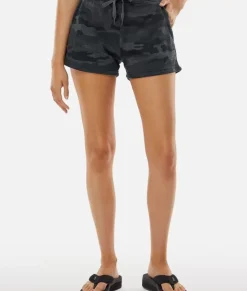 Athleisure><noscript><img width=