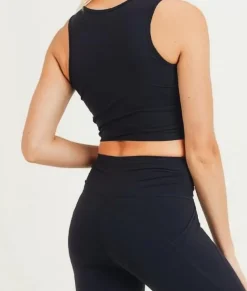 Athleisure><noscript><img width=